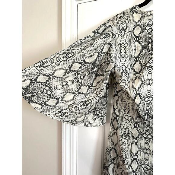 LES REVERIES Beige Python Snake Skin Print Wrap Flutter Sleeve Silk Dress - Sz 0 - Picture 9 of 9